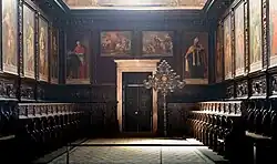 Koorgestoelte op de koortribune