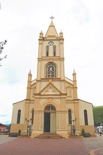 Katholieke kerk Santa Isabel in Piranguinho
