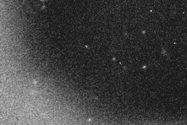 Animatie met de maan Ijiraq bewegend aan de rechter, onderkant.