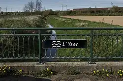 De IJzer (L' Yser) vlak bij de bron tussen het Noord-Franse Waten en Cassel. Op de achtergrond de hogesnelheidslijn van en naar de Kanaaltunnel.
