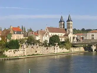 Collégiale Notre-Dame de Melun op het eiland in de Seine