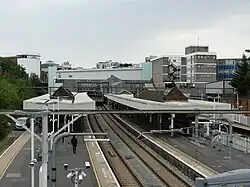Het station op de openingsdag van het nieuwe gebouw gezien uit het westen.