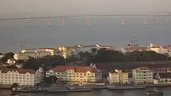 Ilha Cobras met op de achtergrond de brug