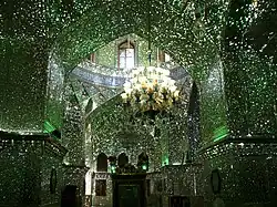 Binnenaanzicht met in het midden de tombe met het traliewerk