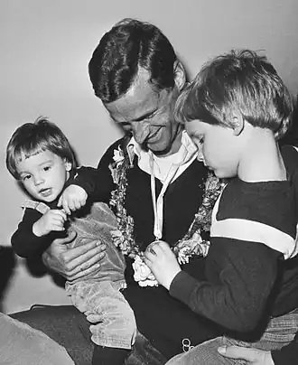 Imbert Jebbink met zijn kinderen in 1978