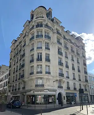 Gebouw op de hoek van de Rue de Montreuil en de Avenue Lamartine