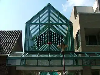 De ingang aan de zijde van de Markt.