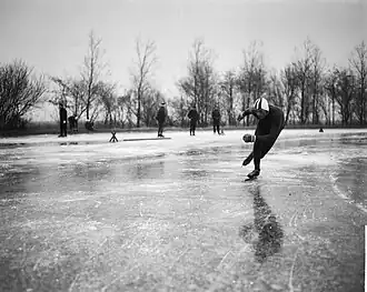 Jan Hopman in Warmenhuizen op de eerste langebaanwedstrijd op 500 m (10 december 1963)