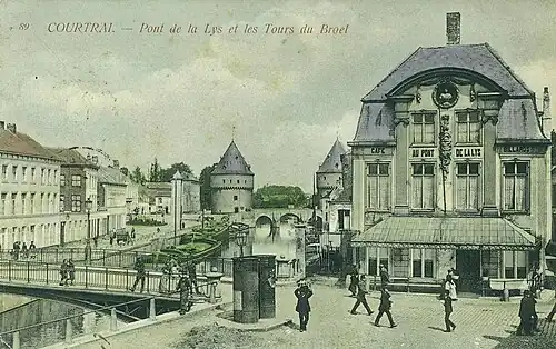 Links de Leiebrug in 1907 met rechts het pand In de Leiebrug