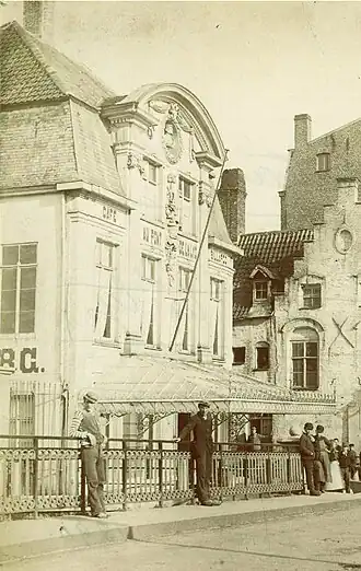 Het Pand In de Leiebrug (links) gezien vanop de Leiebrug.
