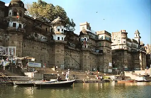 De oever van de Ganges in Benares