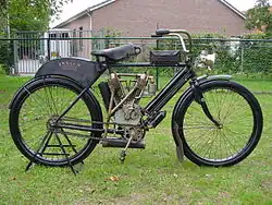 Indian 632 cc v-twin uit 1908. In die tijd maakte de achterste cilinder nog deel uit van het frame