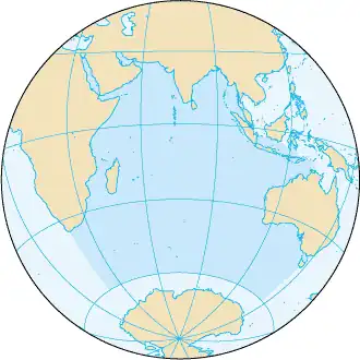 De Indische Oceaan (Engels: Indian Ocean), met boven het Indisch Schiereiland, links Afrika, onder Antarctica en rechts Australië.