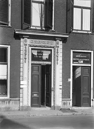 Ingang Lange Voorhout 58 met "N.V. Esher Surrey Fine Art Gallery" in het bovenlicht, foto 1925-1931[1]