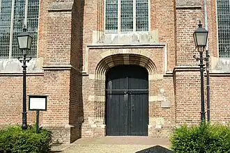 Zij-ingang van de kerk