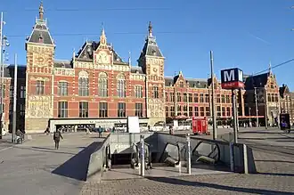 Het Stationsplein met een van de nieuwe, in november 2018 geopende entrees van het metrostation onder het Stationsplein; november 2020.