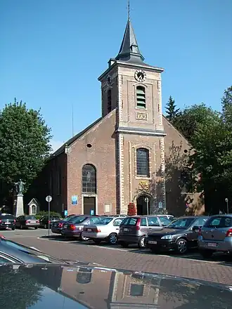 Zicht op de voorgevel van de kerk
