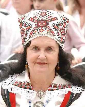Ingrid Rüütel in traditionele Estische klederdracht tijdens het Estisch Zangfeest van 2009