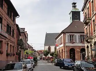 Rue du Général Gouraud met rechts gemeentehuis