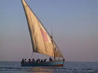 Een dhow vaart tussen Maxixe en Inhambane
