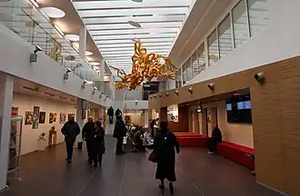 De nieuwe inkomhal, sinds 2013