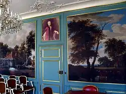 Gekopieerde schilderingen in dezelfde salon, 2016