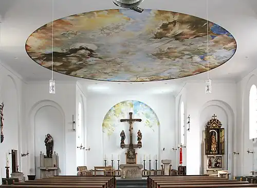 Interieur van deze kerk met plafondschildering[9]