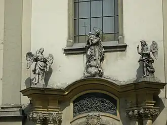 Maria, geflankeerd door engelen