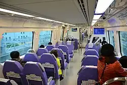 Interieur van een paarse trein