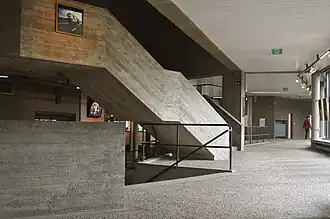 Binnenstraat langswaar zich de verschillende functies van het gebouw bevinden (theater, bibliotheek, galerij, speeltuin, restaurant, feestzaal, academie)