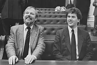 Jaap Feenstra (rechts) en Joop van den Berg (links) tijdens hun installatie in de Tweede kamer in 1988