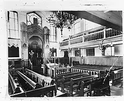 De synagoge in het Leerhuis Boom des Levens. Rapenburgerstraat 109