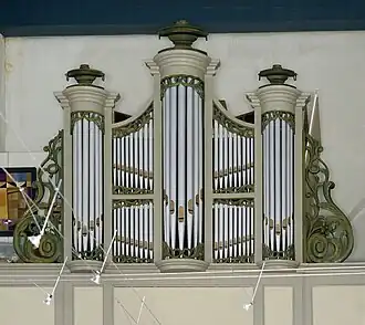 Loze orgelkas, in feite een "schijnorgel", in de kerk van Opwierde. De "orgelpijpen" zijn van hout.