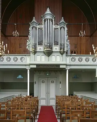 Deel van het interieur met het orgel