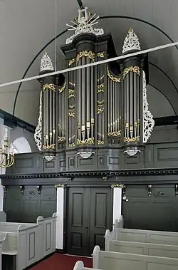 Interieur met orgel