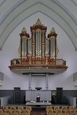 Interieur in 2000 met orgel dat tijdens de brand verloren ging