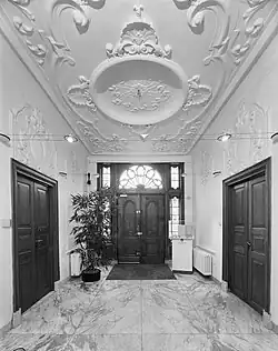 Hal in de richting van de voordeur