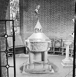 Doopvont in de doopkapel van de huidige kerk.