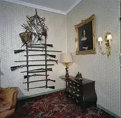 Houten wapenrek in een van de vertrekken