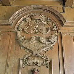 Detail van de alliantiewapens van Reneke Busch de Marees en Anna van Gessler in de wandbetimmering