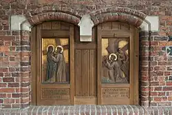 De kruisweg van eikenhouten reliëfs is gemaakt door het atelier kerkelijke kunst Noord-Limburg