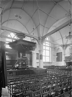 Preekstoel in centrale positie