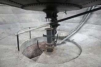 Onderzijde lekzolder met aansluitingen vat op pijpen.