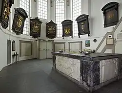 Koor met rouwborden, graftombe en toegangsportaal in oosteinde