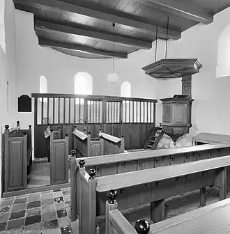 Interieur met preekstoel en koorhek