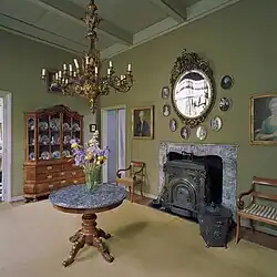 Ontvangkamer met schouw (1701-05). De schouw werd ontworpen door Allert Meijer en bevat snijwerk van Jan de Rijk. In 1968 van de Menkemaborg naar Verhildersum verplaatst.