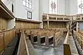 Kerkbanken en galerij