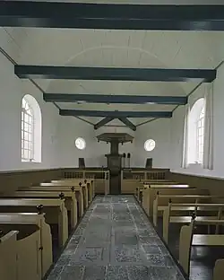 Interieur oostzijde met preekstoel