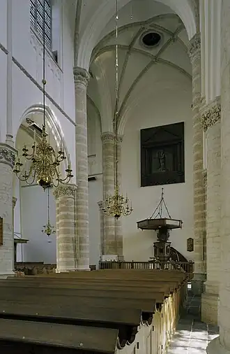 Interieur met preekstoel