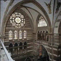 Oost- en noordmuur van het noorder transept